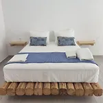 Ξενοδοχείο με διαμερίσματα αγνάντι Αδάμας